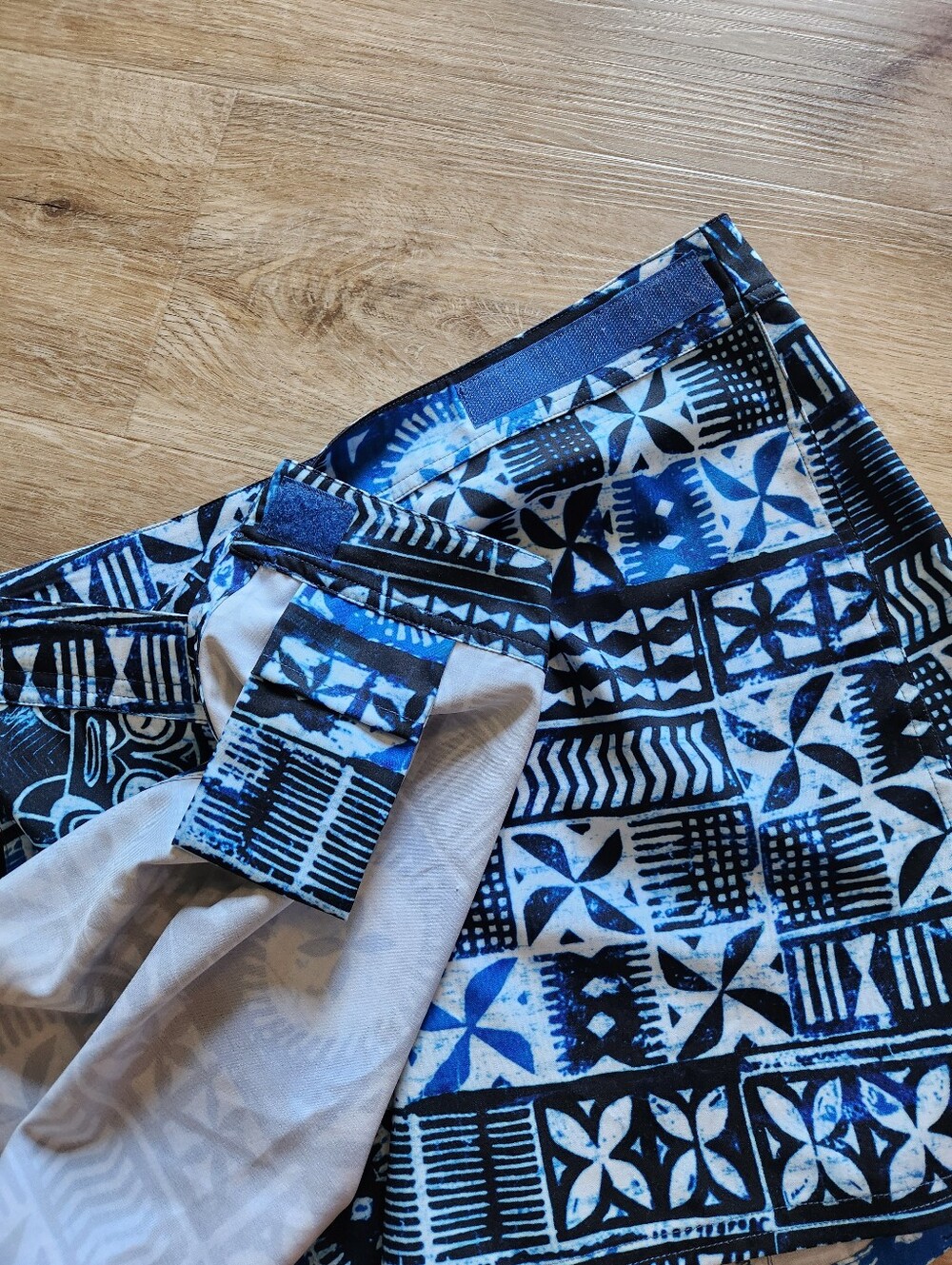 Ripskirt Pacific Tapa Blue Batik Print Length 1 Lotta Leg Skirt Size Medium - Picture 6 of 7